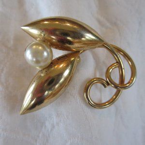 Brooch With Imitation Pearl